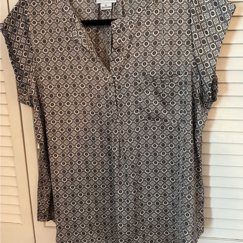 Liz Claiborne Black and White Geometric Blouse